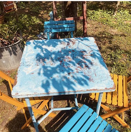 quattro sedie colorate pieghevoli
