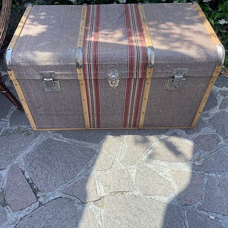 baule con stoffa a righe