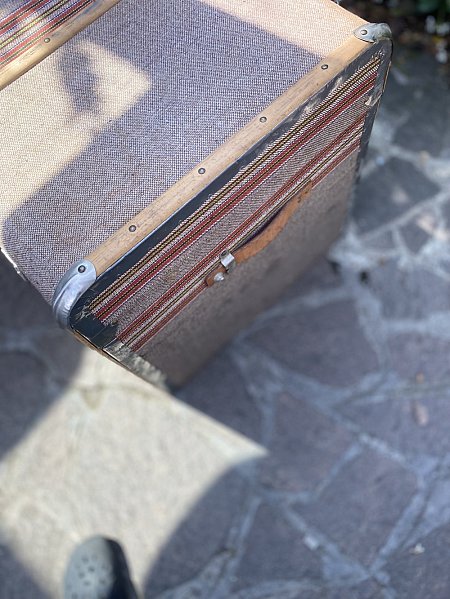 baule con stoffa a righe